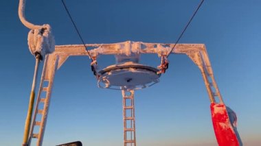Sürükleme destek ünitesine yakın çekim. T-bar kalkış kaldıracı desteği geçer. Kayak merkezinde kayak kaldırma.