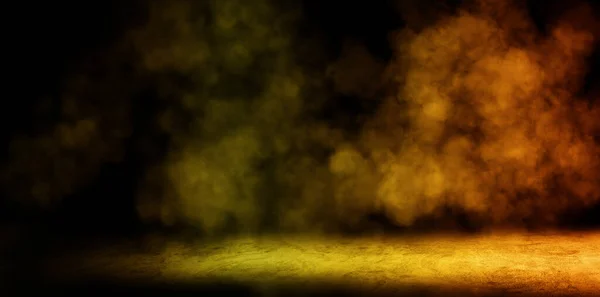 工作室黑暗房间的空旷空间 金色点亮效果 水泥地面雾蒙蒙的背景 — 图库照片