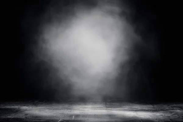スタジオの空のスペース暗い部屋コンクリート床グランジテクスチャスポット照明や霧や霧と背景 — ストック写真