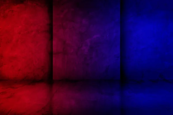 带照明效果红蓝相间的工作室暗室在混凝土墙体纹理背景上的抽象图像 — 图库照片