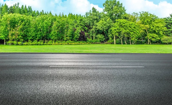 Vista Laterale Asfalto Strada Diritta Carreggiata Corsie Con Linee Alberi — Foto Stock