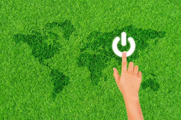 地球一小时 生态与环境概念 为地球一小时活动在绿色草地上的白色电力按钮图标上按手指 — 图库照片