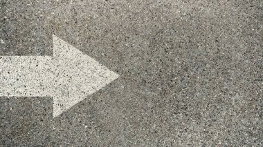 Asfalt caddesindeki White Arrow yönünün üst görüntüsü.