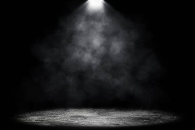 Stüdyo karanlık odasının boş alanı zemin beton zemin grunge desen arka planı spot ışığı ve beyaz duman.