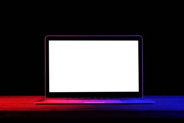 Lege Laptop Blanco Scherm Houten Boventafel Met Rood Blauw Lichteffect Rechtenvrije Stockafbeeldingen