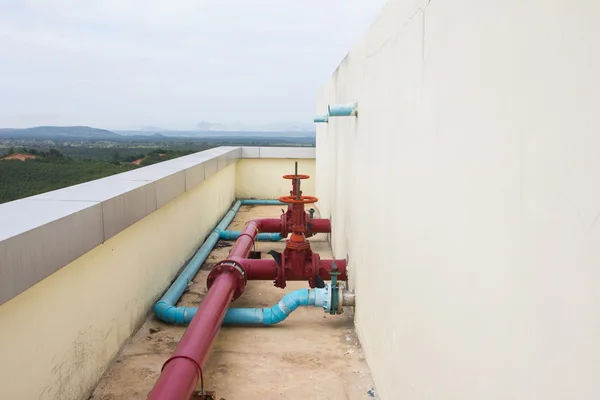Připojení vody červený ventil na průmysl — Stock fotografie