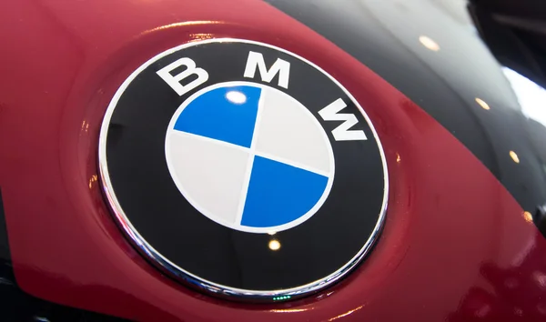 Logo de la marca "BMW" en el coche —  Fotos de Stock