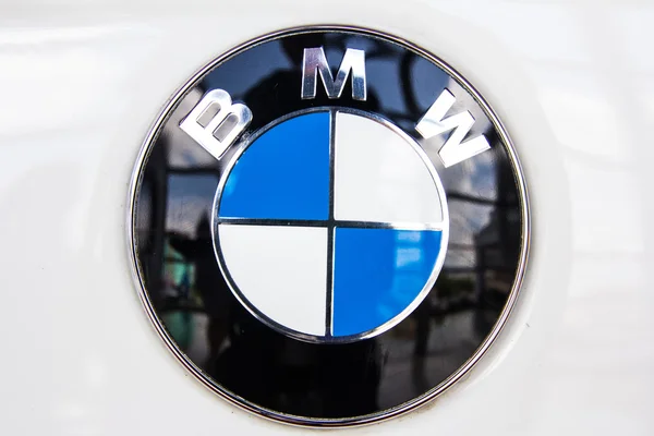 Logo de la marca "BMW" en el coche —  Fotos de Stock