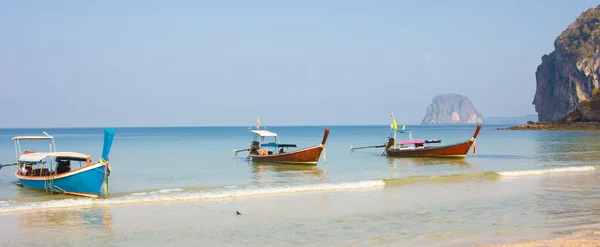 Boote am schönen tropischen Sandstrand — Stockfoto