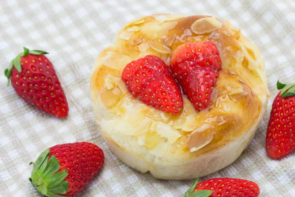 Pastel de taza casera con fresas frescas — Foto de Stock