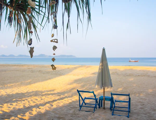 Pemandangan laut tropis dengan sunbed dan payung di pantai tropis — Stok Foto