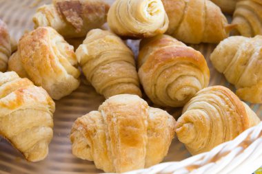  hasır sepetin içinde ekmek rulo 