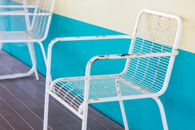  Bos bir odada retro ayakta beyaz sandalye eski moda 