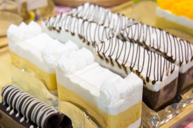 tatlı krem kek bir plaka üzerinde 