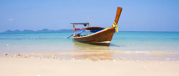 A gyönyörű trópusi homokos strand csónak — Stock Fotó
