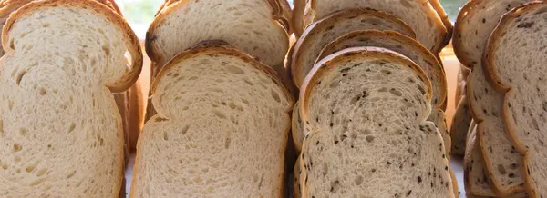 Pão em cesta de vime — Fotografia de Stock