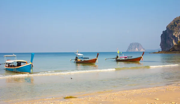 Boote am schönen tropischen Sandstrand — Stockfoto