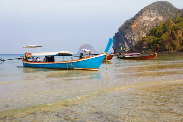 Boote am schönen tropischen Sandstrand — Stockfoto