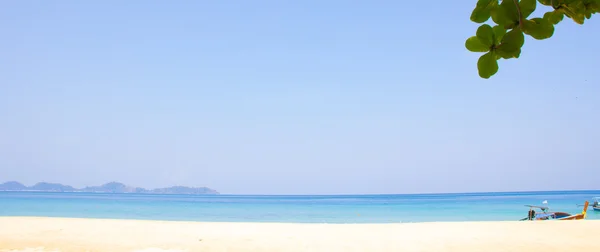 Schöner Meerblick am tropischen Strand — Stockfoto