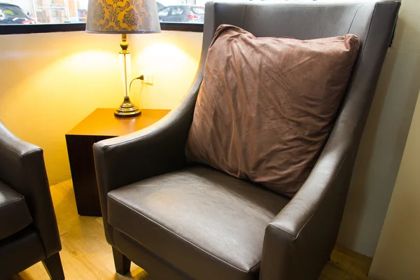 Современный интерьер с креслом — стоковое фото