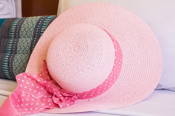Sombrero rosa en el sofá — Foto de Stock