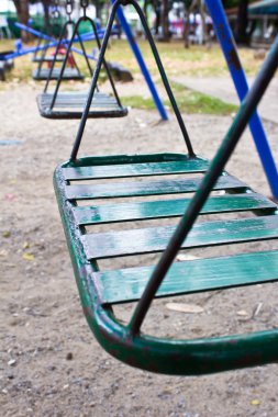 Boş zincir sallanır