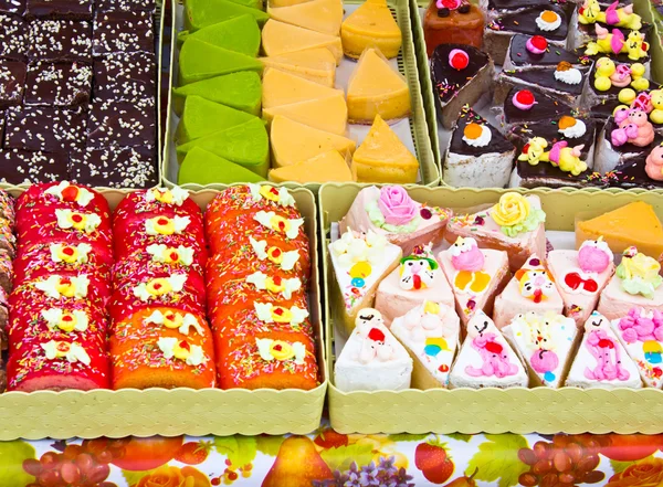 Kolorowe ciasto na pływających rynku — Zdjęcie stockowe