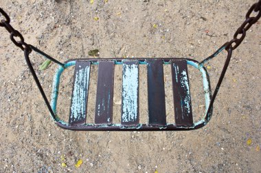 Boş zinciri salıncaklar kadar kapatın