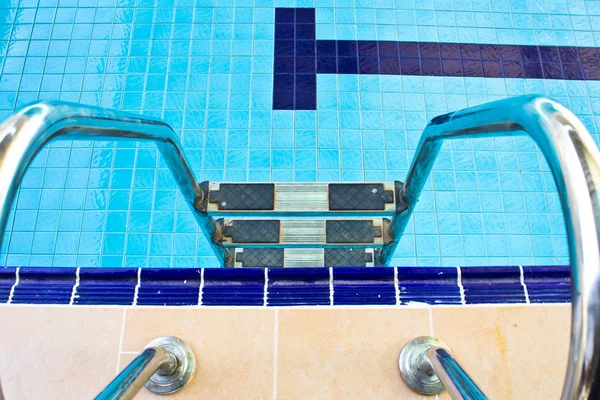 Treppe des leeren Schwimmbades — Stockfoto