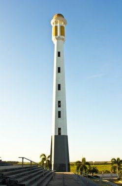 Cami kule mavi gökyüzü altında