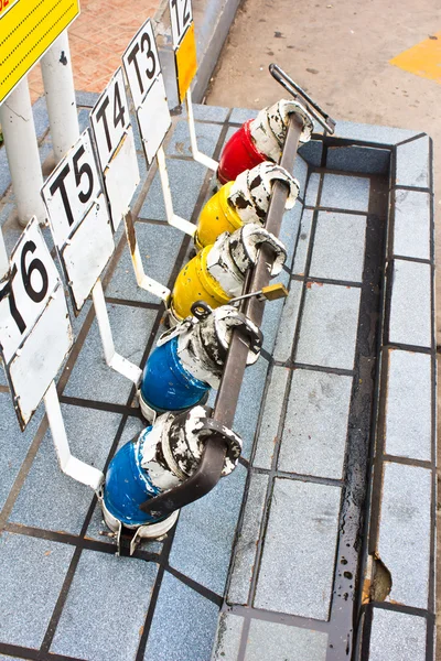 Distribuidor de gasolina de óleo combustível colorido — Fotografia de Stock