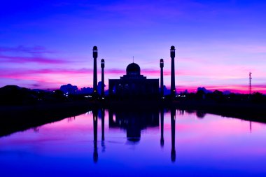 Günbatımı altında Merkez Camii