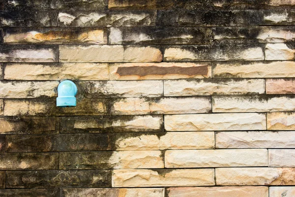 Boru drenaj bir tuğla duvar — Stok fotoğraf
