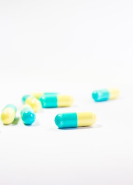 beyaz arkaplanda haplar