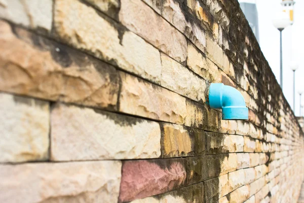 Rohrabfluss an einer Ziegelwand verschließen — Stockfoto