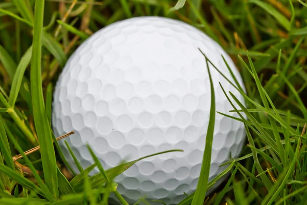 Boule de golf dans le dur — Photo