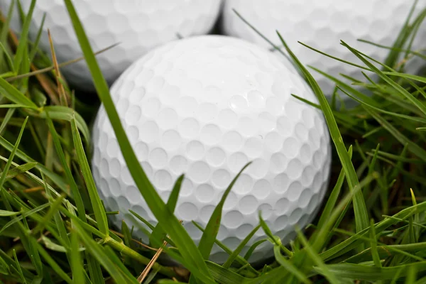 Balle de golf l'herbe — Photo