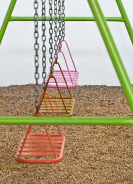 Boş zincir sallanır