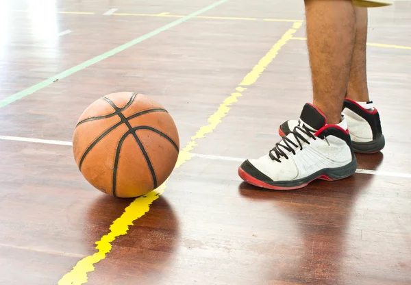 Basketball über dem Boden — Stockfoto