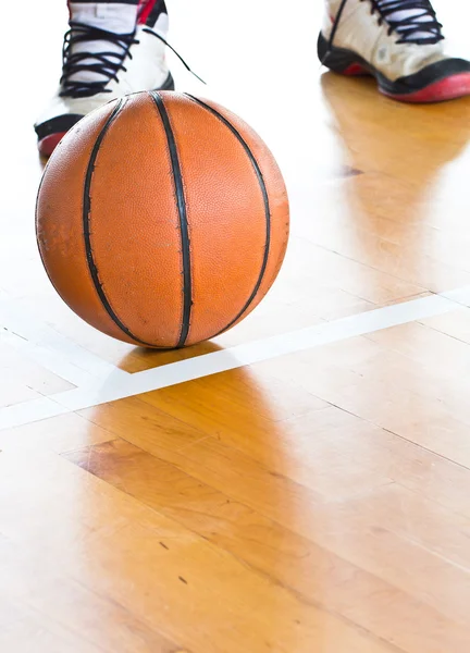 Basketbal nad podlahou — Stock fotografie