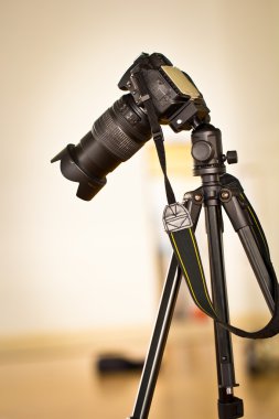 bir tripodun üzerindeki dijital kamera