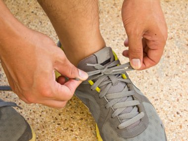 dantel bağlayan adam