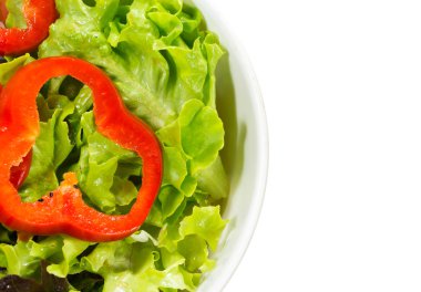 bliska sałatką ze świeżych warzyw