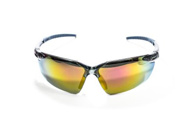 Beyaz arkaplanda güneş gözlüğü