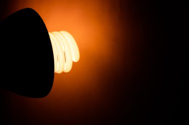 odasında masa lambası