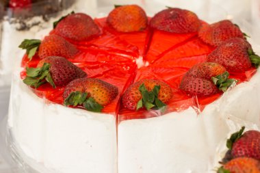 Kek çilek ile kapatmak