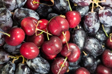 taze kiraz kırmızı üzüm ile
