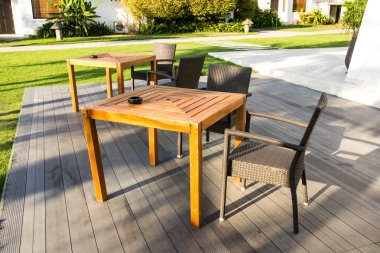 boş masa ve sandalyeler