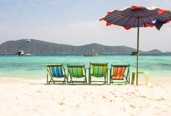 Liegestühle mit Sonnenschirm — Stockfoto