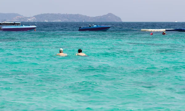 Young snorkeling in air bersih — Stok Foto